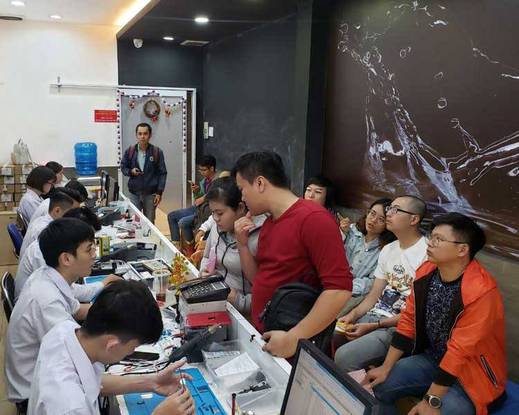 khách tin chọn thay mặt kính s8 tại 24h 