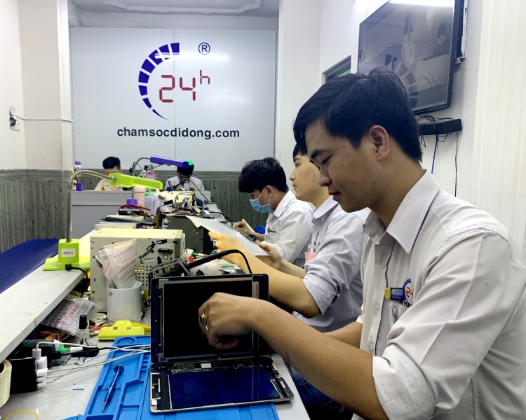 kỹ thuật 24h thay pin iPad Pro 12.9 2017