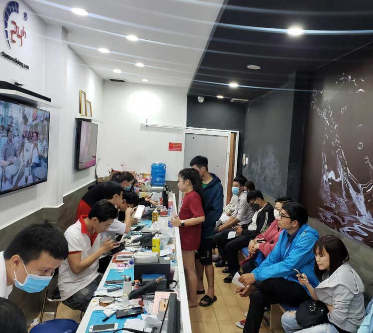 thay pin samsung tại 24h 