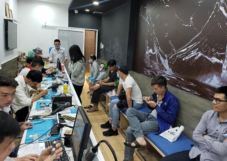 Bệnh Viện Điện Thoại 24h có thể hỗ trợ thay pin mới cho điện thoại của bạn nhanh chóng