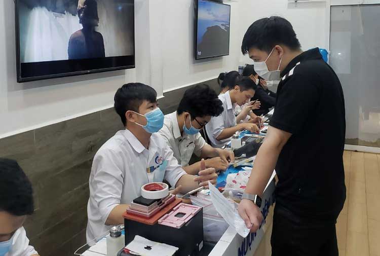 Bệnh Viện Điện Thoại 24h có thể hỗ trợ khách thay màn hình trong phút chốc