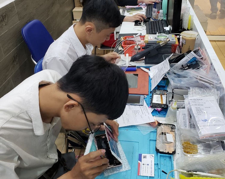 Dịch vụ thay mặt kính iPhone XR ở Bệnh Viện Điện Thoại 24h đạt chất lượng cao