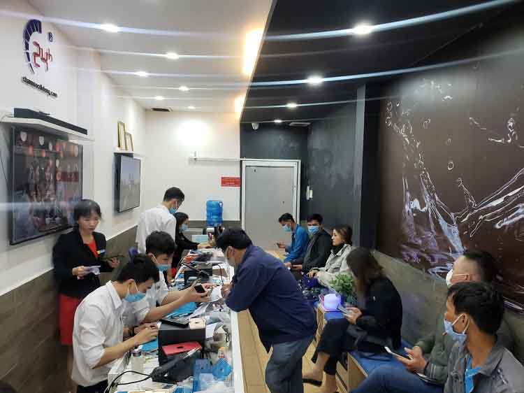 Bệnh Viện Điện Thoại 24h sẵn sàng hỗ trợ thay kính lưng cho khách ngay trong ngày