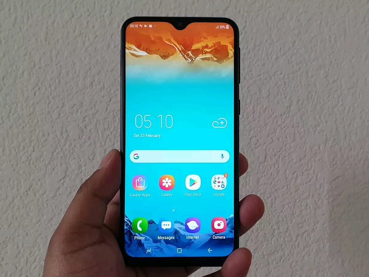 Mặt trước Galaxy M20 được trang bị một tấm nền PLS IPS