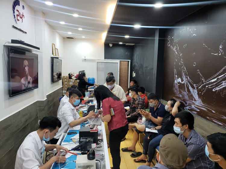 Bệnh Viện Điện Thoại 24h luôn túc trực hỗ trợ khách thay vỏ mới cho