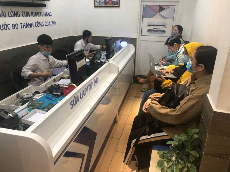 Bệnh Viện Điện Thoại 24h có thể hỗ trợ khách thay màn hình nhanh chóng