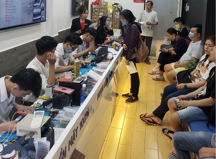 Khách hàng có thể theo dõi trực tiếp quá trình thay mặt kính trực tiếp tại Bệnh Viện Điện Thoại 24h