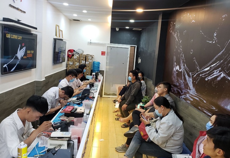 Bệnh Viện Điện Thoại 24h tạo điều kiện cho khách theo dõi trực tiếp quá trình thay mặt kính tại chỗ