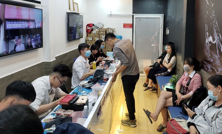 Khách hàng đang xem thay pin điện thoại Samsung tại Bệnh Viện Điện Thoại 24h