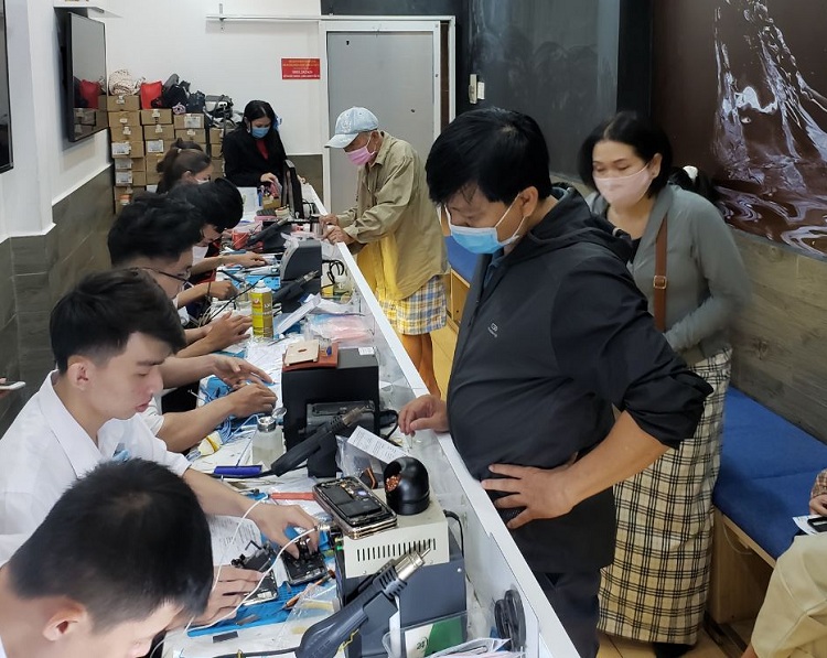 Khách có thể yên tâm lựa chọn dịch vụ thay màn hình tại Bệnh Viện Điện Thoại 24h