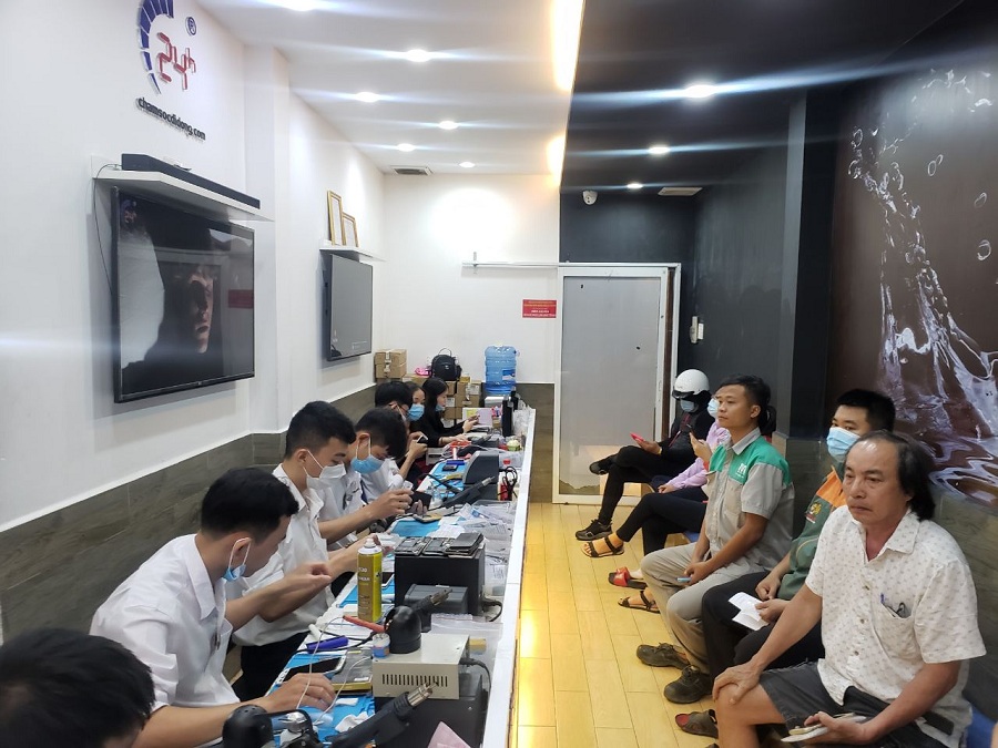 Bệnh Viện Điện Thoại 24h tạo điều kiện cho khách theo dõi trực tiếp toàn bộ quy trình sửa chữa