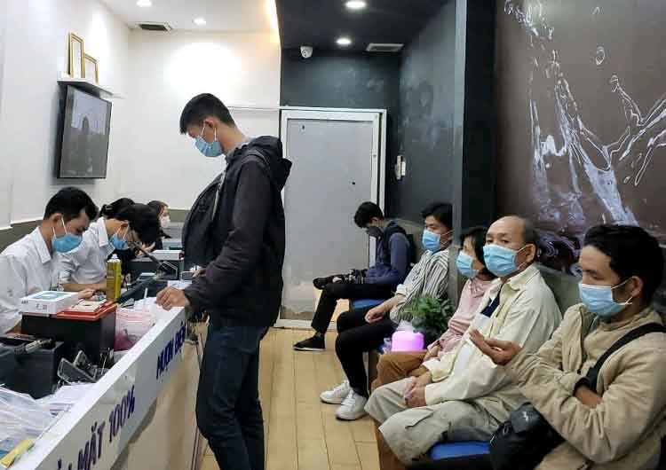 Bệnh Viện Điện Thoại 24h có thể hỗ trợ khách thay mặt kính ngay trong ngày