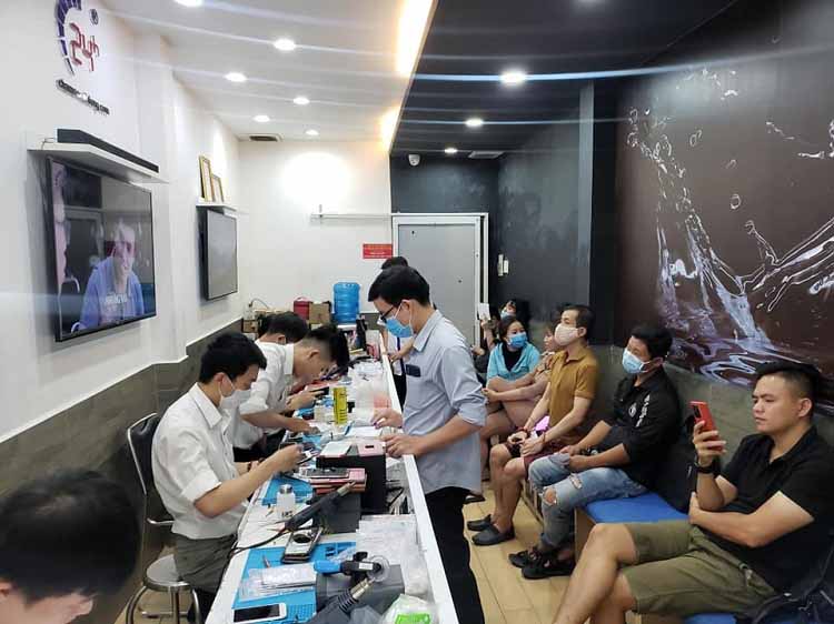 Bệnh Viện Điện Thoại 24h sẵn sàng hỗ trợ khách lắp đặt mặt kính mới cho điện thoại