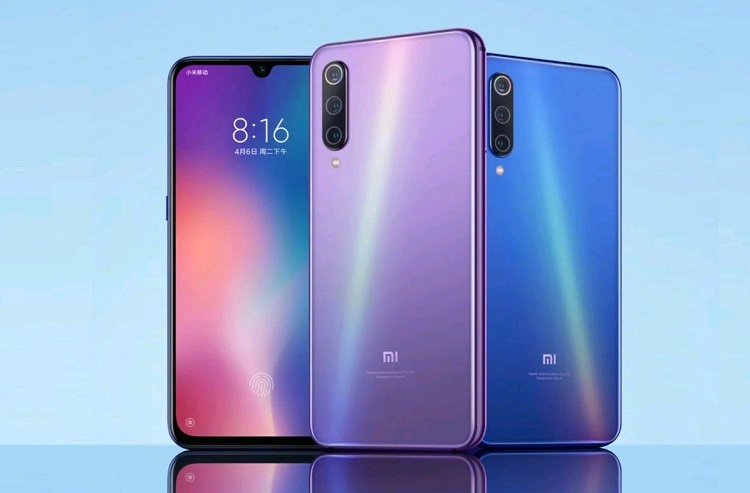 Mặt trước Mi 9 SE được lắp đặt một tấm nền Super AMOLED