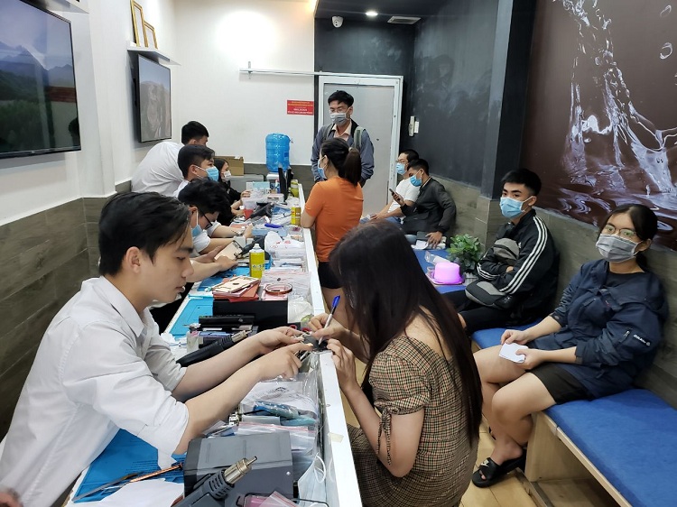 Bệnh Viện Điện Thoại 24h sẽ hỗ trợ khách thay mặt kính trong tích tắc