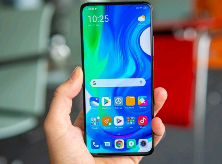 Mặt trước Xiaomi Poco F2 Pro tích hợp một tấm nền Super AMOLED