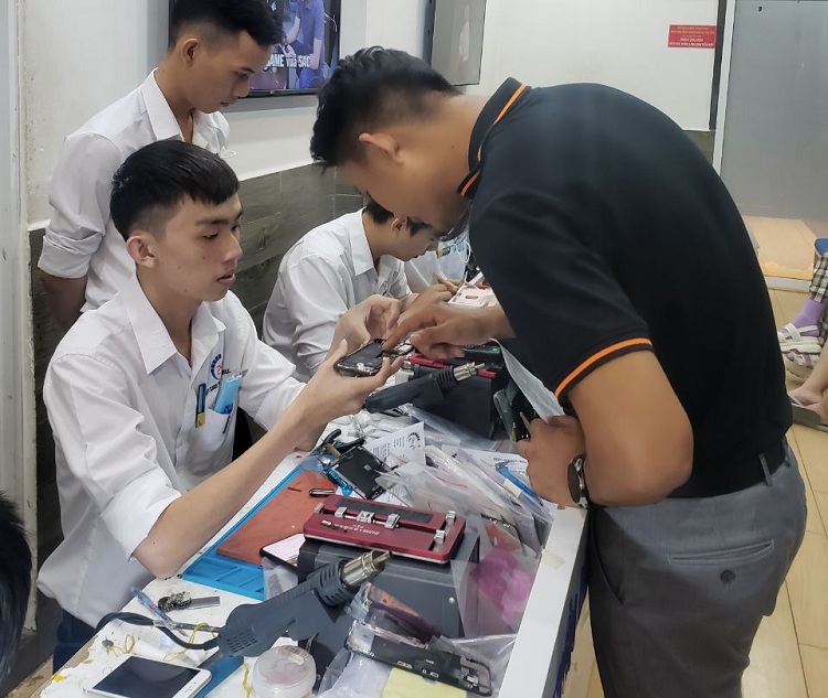 Bệnh Viện Điện Thoại 24h có thể hỗ trợ thay mặt kính cho khách hàng cấp tốc