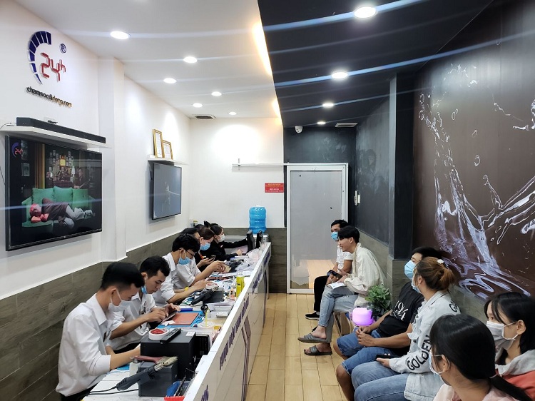 Bệnh Viện Điện Thoại 24h sẵn sàng hỗ trợ khách thay mặt kính điện thoại lấy liền