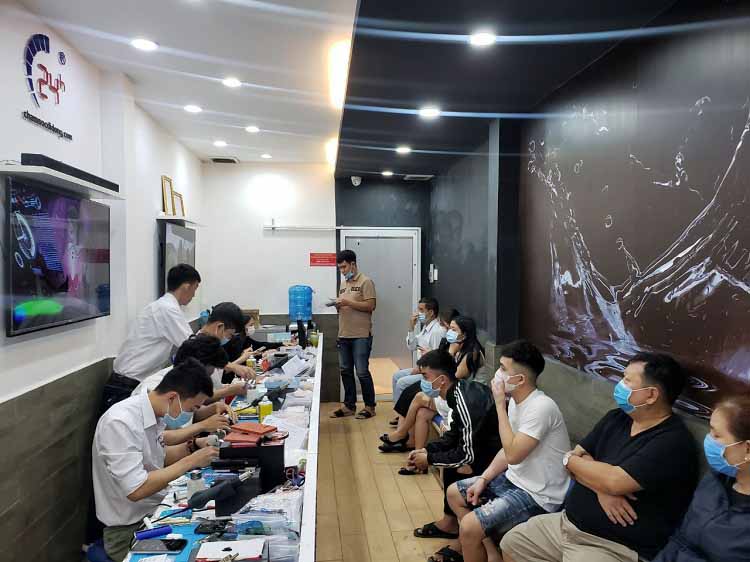 Bệnh Viện Điện Thoại 24h có thể hỗ trợ khách thay mặt kính điện thoại nhanh chóng