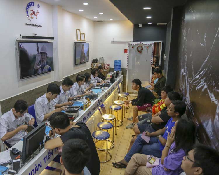 khách tin chọn dịch vụ xoá trầy iPhone X