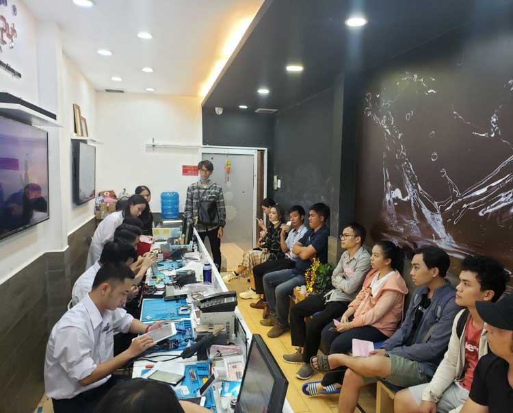 khách tin chọn sử dụng dịch vụ Xoá trầy mặt kính iPhone XS Max