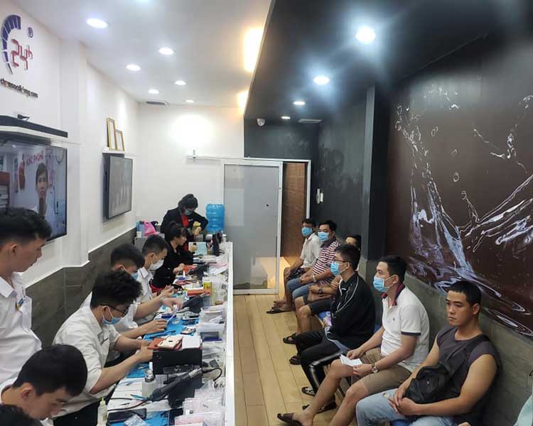 xoá trầy mặt kính iPhone 11 Pro