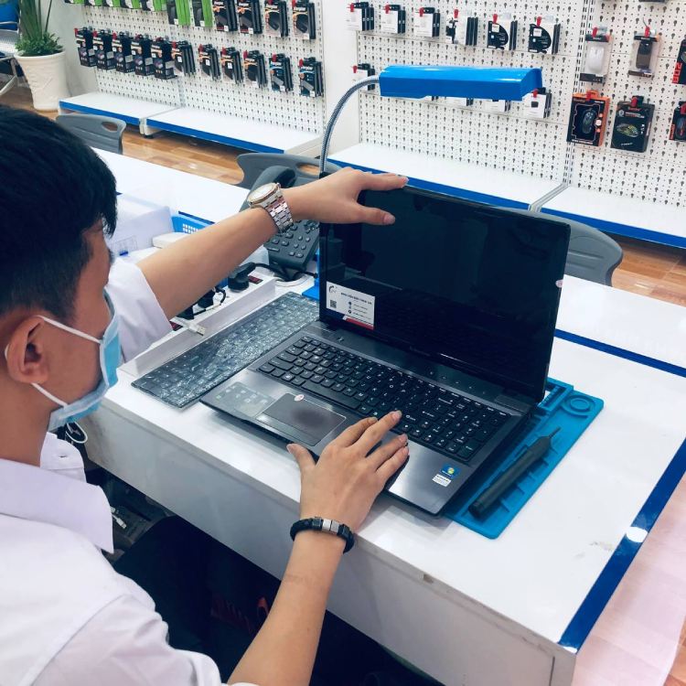 kỹ thuật viên thay bàn phím laptop