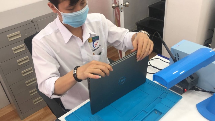 kỹ thuật viên thay bàn phím laptop
