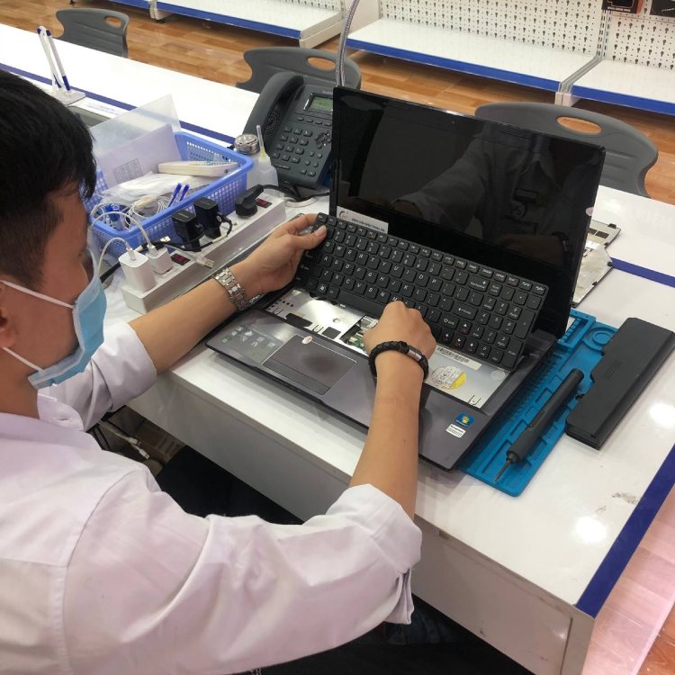 kỹ thuật viên thay bàn phím laptop asus s430
