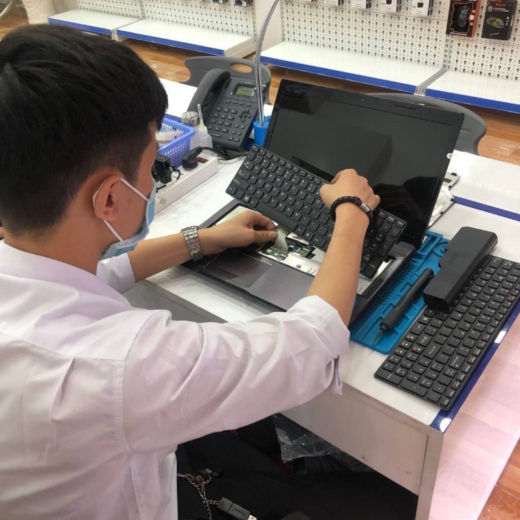 kỹ thuật viên thay bàn phím laptop