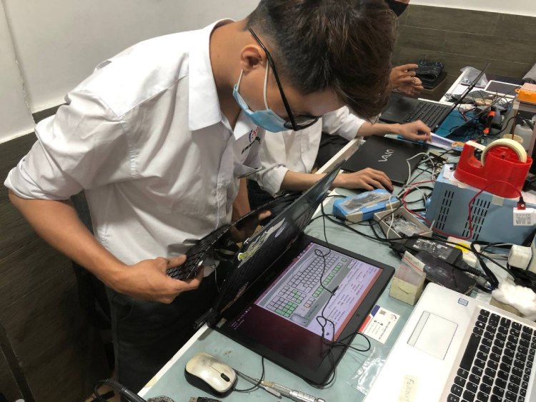 kỹ thuật viên thay bàn phím laptop
