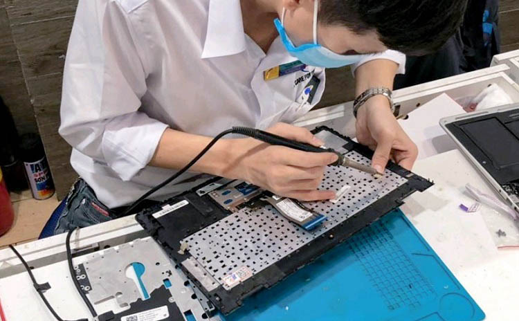 Khách hàng có thể xem tất cả công đoạn thay bàn phím mới của kỹ thuật viên