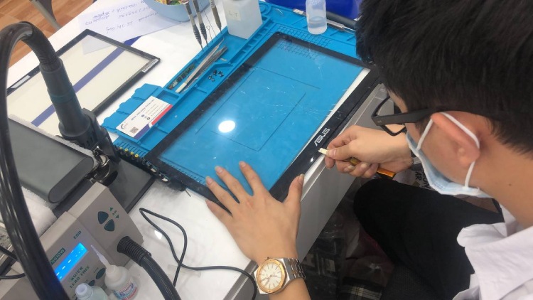 Thay màn hình laptop tại 24h
