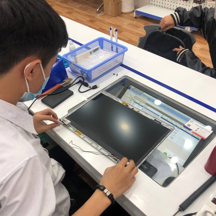 kỹ thuật viên sửa màn hình laptop