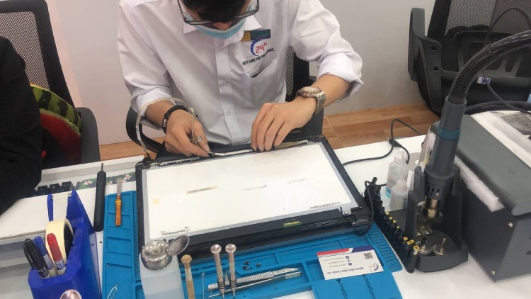kỹ thuật viên thay màn hình laptop