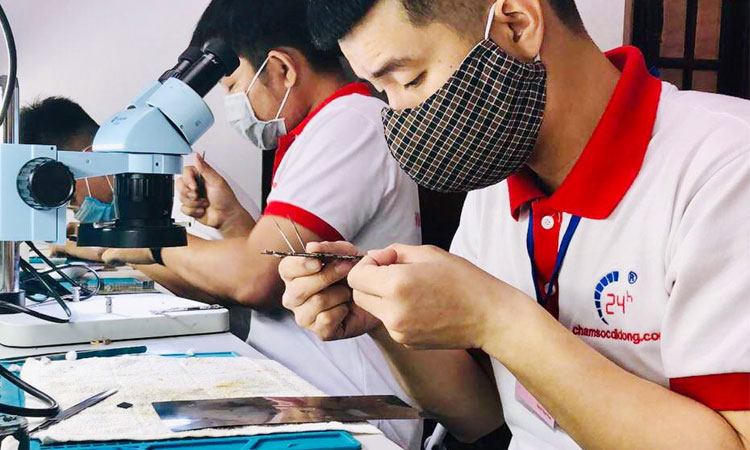 co nen hoc sua dien thoai sau mua dich khong